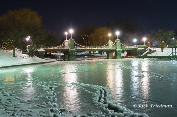 Looking for holiday photography ideas? Photojournalist Rick Friedman suggests strategies and settings for shooting holidays lights in the city.