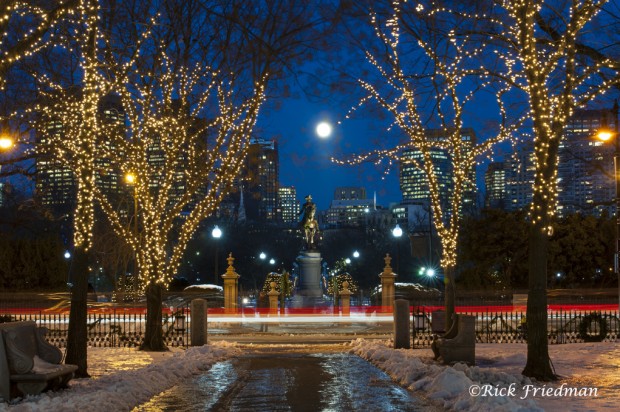Looking for holiday photography ideas? Photojournalist Rick Friedman suggests strategies and settings for shooting holidays lights in the city.
