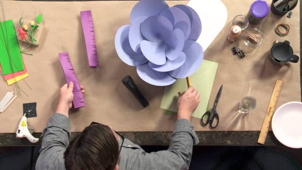Learn how to make a paper flowers for back drops and photo props! https://blog.creativelive.com/diy-paper-flowers-floral-frame/