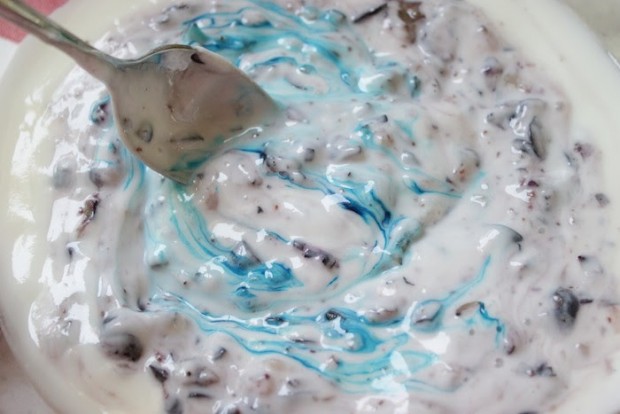 Nutritious ingredients can be turned into delicious 4th of July Patriotic Popsicles. Get the recipe on the CreativeLive blog.