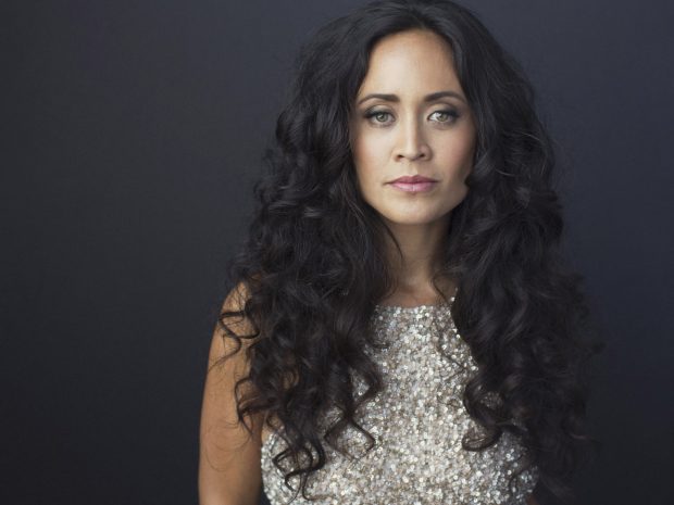 Simple gear, beautiful photos. https://blog.creativelive.com/sue-bryce-on-the-sexiest-cheapest-and-most-fabulous-thing-she-owns/