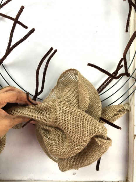 Learn how to make a burlap wreath on the CreativeLive blog! blog.creativelive.com/how-to-make-a-burlap-wreath-a-delightful-diy-gift-idea