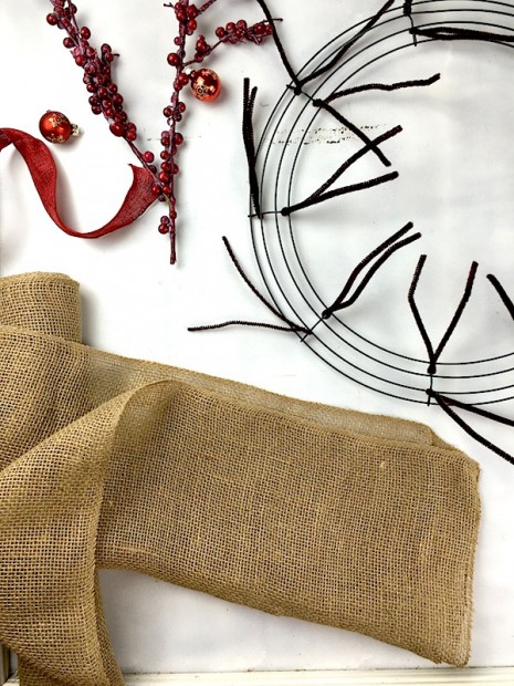 Learn how to make a burlap wreath on the CreativeLive blog! blog.creativelive.com/how-to-make-a-burlap-wreath-a-delightful-diy-gift-idea