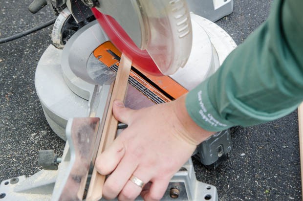 Make your own gilded frame – the easy way! https://blog.creativelive.com/an-affordable-and-beautiful-diy-gift-idea-marbled-print-in-a-gilded-frame