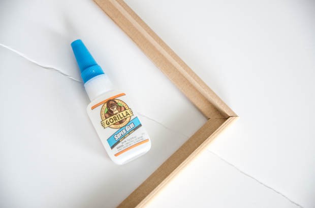 Make your own gilded frame – the easy way! https://blog.creativelive.com/an-affordable-and-beautiful-diy-gift-idea-marbled-print-in-a-gilded-frame