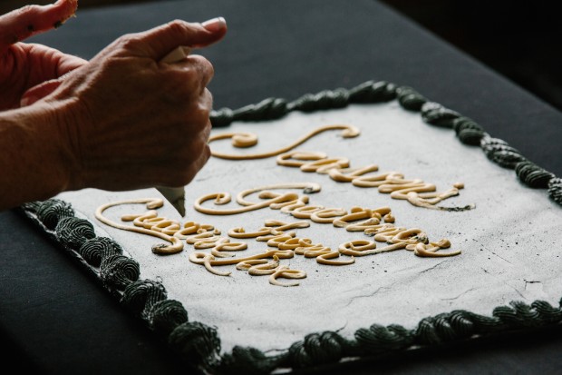 Find out how these gorgeous glam cupcakes were crafted on the CreativeLive blog. blog.creativelive.com/gorgeous-glam-cupcakes-add-sparkle-to-the-holiday-season