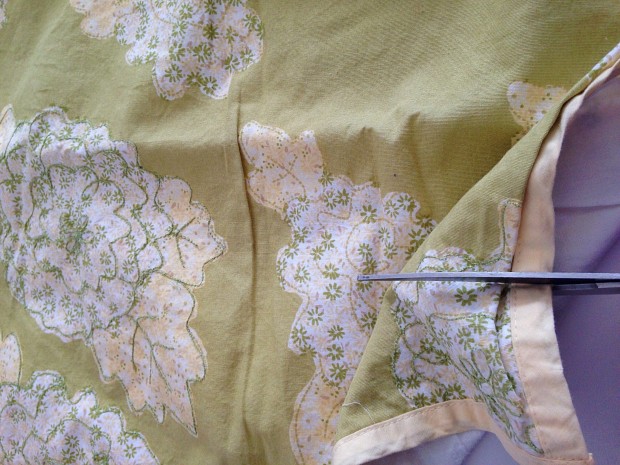 Make a no-sew apron (with a detachable towel) using a vintage pillowcase