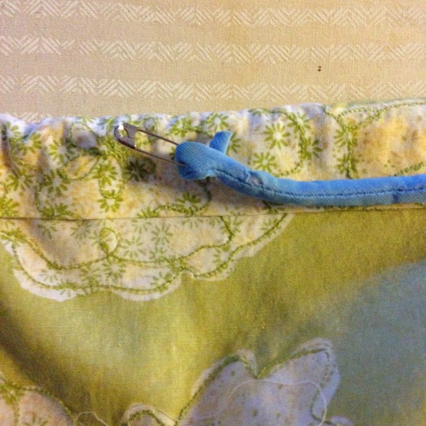 Make a no-sew apron (with a detachable towel) using a vintage pillowcase