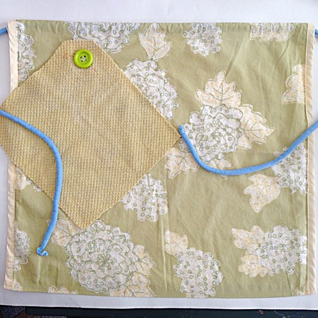 Make a no-sew apron (with a detachable towel) using a vintage pillowcase