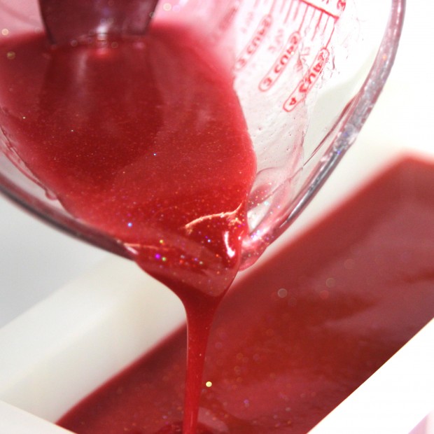 Christmas Ombre Soap: A Festive DIY Recipe From Handmade Beauty Box and CreativeLive!